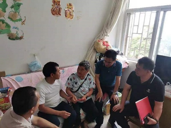 走访慰问现场2.jpg