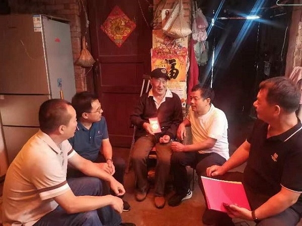 走访慰问现场3.jpg